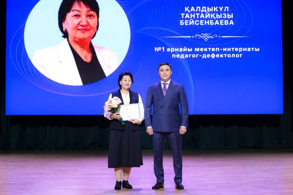 ШЫМКЕНТТЕ ҰСТАЗДАР КҮНІНЕ ОРАЙ ПЕДАГОГТЕРГЕ ҚҰРМЕТ КӨРСЕТІЛДІ IMG_1586
